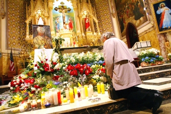Reuters - En Brooklyn, New York, Estados Unidos, se encendieron velas por el descanso de Juan Pablo II.