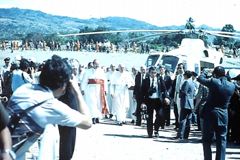 Colprensa - En su gira por Colombia que comprendió varias ciudades, el Papa Juan Pablo II llega a Armero acompañado por el entonces arzobispo y hoy Cardenal, Alfonso López Trujillo.