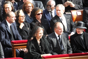 AP - Las exequias contaron con la presencia de cuatro reyes, cinco reinas y por lo menos 70 presidentes y primeros ministros y más de 14 líderes de otras religiones.