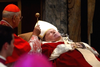 Reuters - La muerte del Papa puso en marcha unos elaborados rituales que ponen fin a un papado e inician el siguiente y que podrían durar hasta un mes.