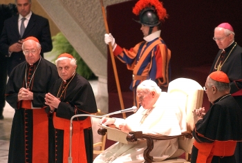 AP - El Papa, el 18 de octubre de 2003, al lado de su equipo más íntimo: los cardenales Jan Peter Schotte, Joseph Ratzinger y Angelo Sodano.