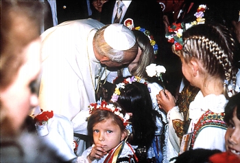 Colprensa - Caracterizado por su amor a los niños, el Papa Juan Pablo II no desaprovecha la oportunidad para bendecir a niños colombianos durante su gira al país, en 1986.