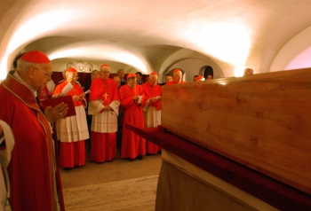 AP - Los cardenales más allegados al Santo Padre oran por su alma. Juan Pablo II, su llama sigue viva.