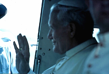 Colprensa - El Papa Juan Pablo II saluda a los miles de feligreses que se congregaron en Armero, en junio del 86, meses después de la tragedia que borró esta población del Tolima.