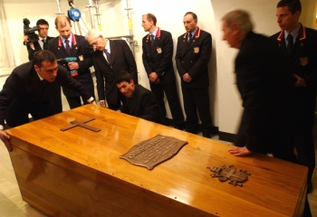 Reuters - El cuerpo de Karol Wojtyla, fallecido el 2 de abril, fue inhumado bajo una lápida sencilla, en la que se puede leer en latín el nombre de Juan Pablo II, así como las fechas de cuando nació y murió.
