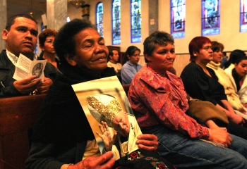 Colprensa - Los fieles bogotanos se reunieron en la Basílica del 20 de Julio para orar por el Santo Padre. Los asistentes destacaron las cualidades de Juan Pablo II.