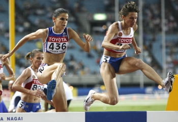 AP - Rusia consiguió el doblete del oro y la plata en los 3.000 metros con obstáculos femeninos por intermedio de Yekaterina Volkova (9:06.57 minutos y en la foto a la derecha) y de Tatyana Petrova (9:09.19 minutos).