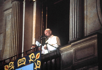 Colprensa - El Papa Juan Pablo II en la ventana del Palacio Arzobispal, al lado de la Catedral Primada de Colombia, en Bogotá. Durante su discurso que se prolongó por más de una hora, el Sumo Pontífice alentó a los colombianos a lograr la paz y vivir en Cristo.