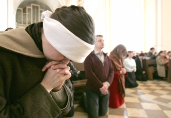 Reuters - Plegarias de fieles en la Iglesia de la Inmaculada Concepción de Moscú, Rusia.