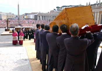 AP - En el entierro se cumplieron los rituales papables.