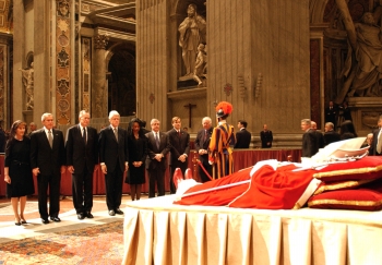 AP - El mandatario de E.U. arribó a la Basílica de San Pedro después de las 9:30 p.m. (2:30 p.m. en Colombia).