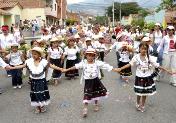Diego González - Los pequeños, muy organizados, se tomaron las calles del barrio La Floresta.
