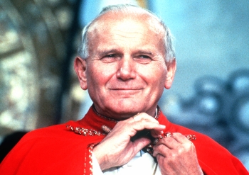 AP - Juan Pablo II fue un líder carismático, amable, culto y muy inteligente. Esta foto, del atleta de la fe, es de 1983.