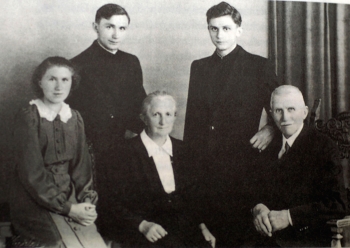 AP - Imagen del álbum de la familia Ratzinger tomada el 8 de julio de 1951: Josef, su padre; María, su madre; María, su hermana y Georg, su hermano.