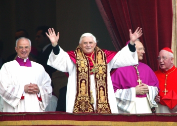 Reuters - Casi después de 26 horas de iniciarse el cónclave se conoció su elección. El nombre elegido: Benedicto XVI, el segundo nombre más usado en los pontificados después de Juan.