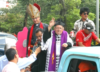 Donaldo Zuluaga - La gente que iba en los carros se vistió según la época que representaban.