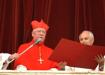 AP - Cuando el Papa estuvo listo, el protodiácono _el cardenal chileno Jorge Arturo Medina Estévez _ salió al balcón central de la Basílica de San Pedro que da a la plaza y proclamó en latín Habemus papam, que significa Tenemos Papa.