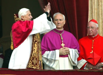 Reuters - Ratzinger saludo a todos los fieles presentes en la Plaza de San Pedro.