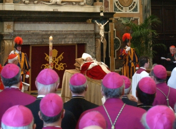 AP - Juan Pablo II murió como consecuencia de un colapso séptico y una falla cardíaca, dijo el Vaticano, en una copia del certificado oficial de defunción firmado por el médico personal del Pontífice.