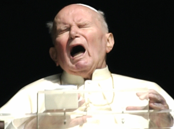 AP - Esta es la última aparición pública con vida de Juan Pablo II. El 30 de marzo de 2005 bendijo a los fieles reunidos en la Plaza de San Pedro, en el Vaticano.