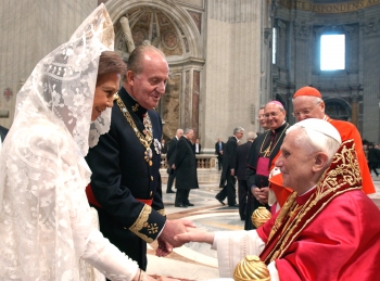 Reuters - Antes de saludar a Benedicto XVI, los reyes de España visitaron la tumba de Juan Pablo II.