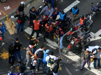 Milicia chavista, amenaza de las calles venezolanas | Momento en que un colectivo chavista intenta levantar una barricada de protesta estudiantil, en la ciudad de Caracas. FOTO REUTERS