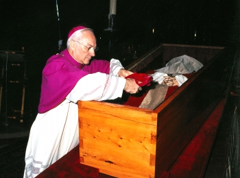 AP - El jede de protocolo del Vaticano pone las medallas y sellos acuñados durante el papado de Juan Pablo II.