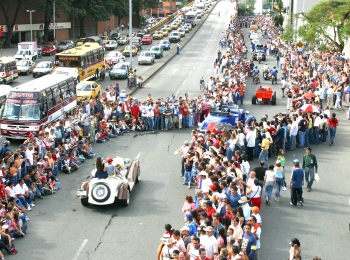 Donaldo Zuluaga - Organizados por décadas marcharon los autos.