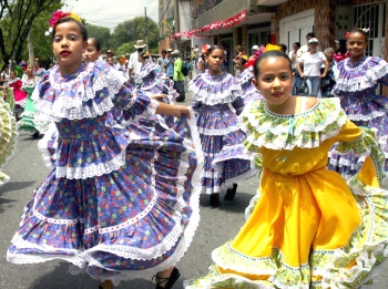 Diego González - Las danzas tradicionales abrieron el desfile de los silleteritos 2005.