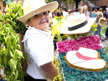 Diego González - Cientos de personas acompañaron a los pequeños en el bello desfile.