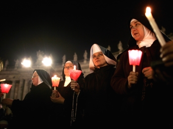 Reuters - Un grupo de monjas oraban por el alma del Papa Juan Pablo II.