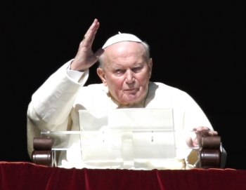 AP - Después de los días de su recuperación el Santo Padre se dirigió a sus fieles en su tradicional saludo dominical. Imagen del 20 de febrero de 2005.