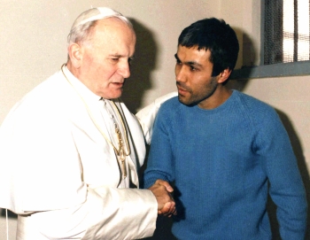 AP - El 27 de diciembre de 1983 el Papa visitó en la cárcel a su agresor el terrorista turco Mehmet Ali Agca.