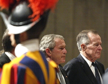Reuters - El presidente Bush estuvo unos pocos minutos y en silencio ante los restos del Pontífice.