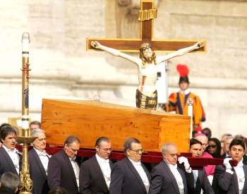 Reuters - El ataúd de ciprés, adornado únicamente con una simple cruz y la letra M, por María, ingresó a la Plaza de San Pedro cargado por 12 palafreneros de la nobleza romana.