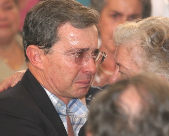 Róbinson Sáenz - La emotividad de la ceremonia, no la ocultó el presidente Alvaro Uribe.