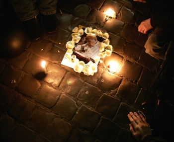 Reuters - Con imágenes y velas, los fieles recuerdan al Atleta de Dios.
