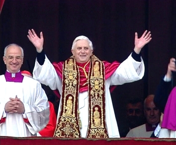 Reuters - Inmediatamente después de conocerse la elección de Ratzinger, el mundo católico comenzó a celebrarlo y las campanas de las iglesias de muchas ciudades y países, como Jerusalén y Cuba, empezaron a repicar durante unos minutos para anunciar la noticia.