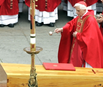 AP - Como decano del Colegio de Cardenales, ofició la misa funeral de Juan Pablo II, y dirigió los encuentros diarios de cardenales para discutir el nuevo papado.