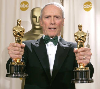 Reuters - Clint Eastwood, mejor película y mejor director, agradeció a su madre por sus genes.