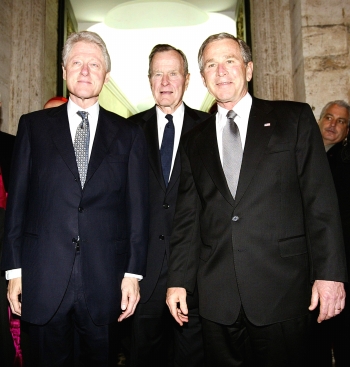 AP - Al salir, Bush y sus acompañantes estrecharon la mano al secretario particular de Juan Pablo II, el arzobispo polaco Estanislao Dziwisz.