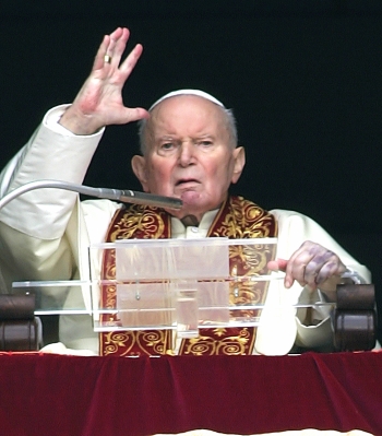 AP - El domingo de resurrección el Papa salió a la ventana ventana de su apartamento que da a la plaza de San Pedro del Vaticano. Impartió la bendición del Urbi et Orbi, pero no pudo hablar.