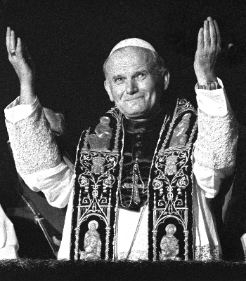 AP - Esta es la primera fotografía de Juan Pablo II como Papa. El 16 de octubre de 1978 el cardenal Carol Woytila salió a saludar a la multitud en la Plaza de San Pedro.