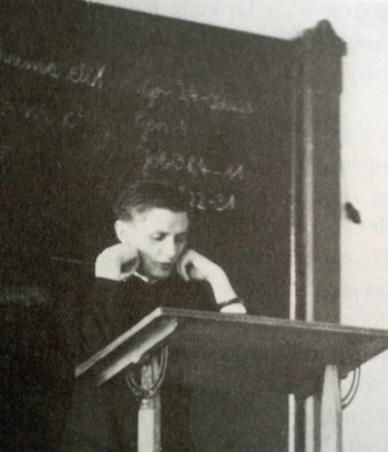 Reuters - Esta fotografía data de 1955, una época en la que el joven Joseph Ratzinger se inquietaba por la lectura de los dogmas teológicos.