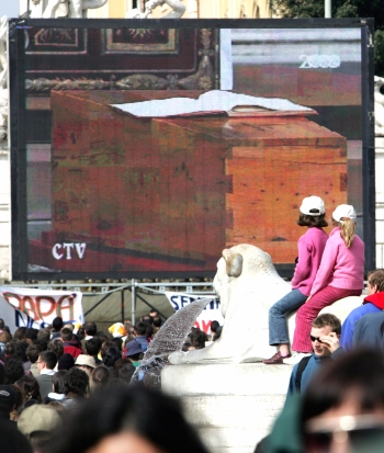 AP - Para quienes no alcanzaron a ingresar a la Plaza de San Pedro, se instalaron pantallas gigantes para que los fieles siguieran las exequias de Juan Pablo II.