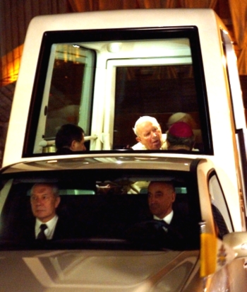 Reuters - El 10 de febrero el Papamóvil trasladó al Santo Padre desde el Policlínico hasta el Vaticano, miles de fieles lo saludaron durante su recorrido por las calles de Roma.