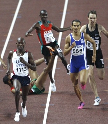 Reuters - No faltaron las caídas en algunas de las pruebas de este lunes 27 de agosto, como en la prueba de semifinales de los 1500 metros masculino.