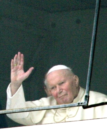 Reuters - El 27 de febrero el Papa no pudo rezar el Angelus, pero sorprendió a los fieles con un saludo desde la ventana del Gemelli.