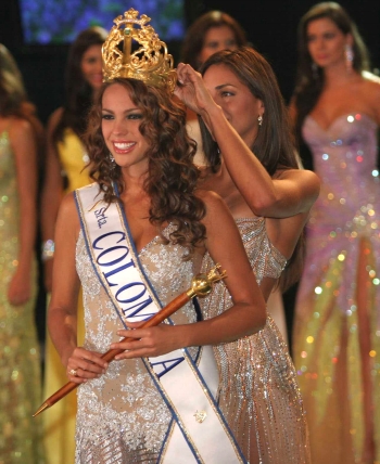 Hernán Vanegas - Valerie Domínguez coronó a Eileen Roca. La corona pasó de Atlántico a Cesar.
