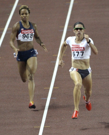 Reuters - La mexicana Ana Guevara, a la derecha, clasificó a las finales en los 400 metros.